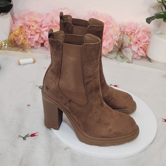 Nine West Ream Suede Chelsea Congnac Brown Ankle Boots Size: 8.5M - Picture 7 of 12